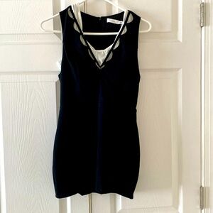 Lush sleeveless top with front open scallop